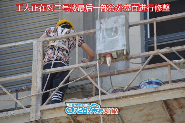 工人正在对二号楼最后一部分外立面进行修整.JPG